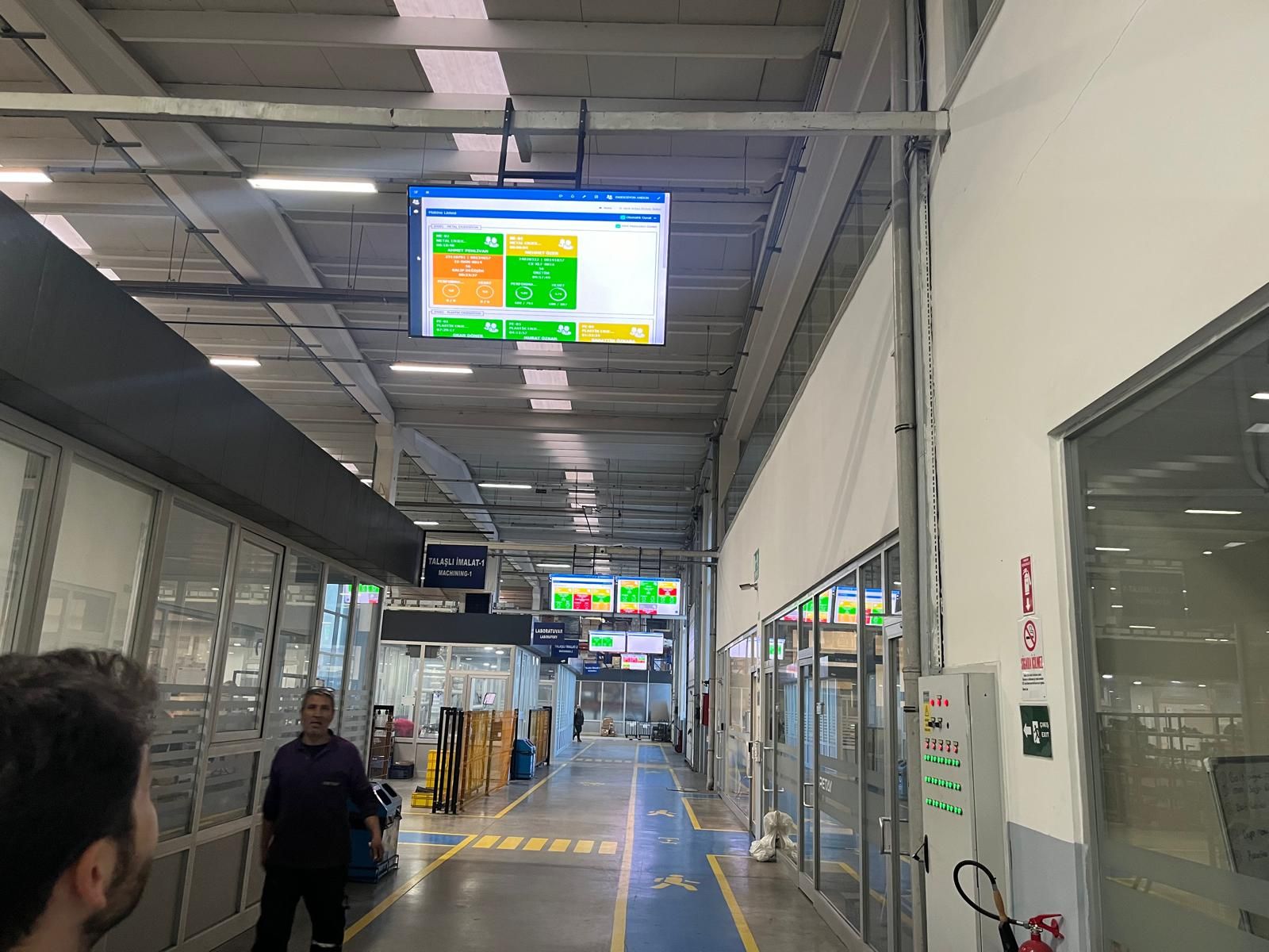 Fabrika sahasında MES ve Andon ekranları