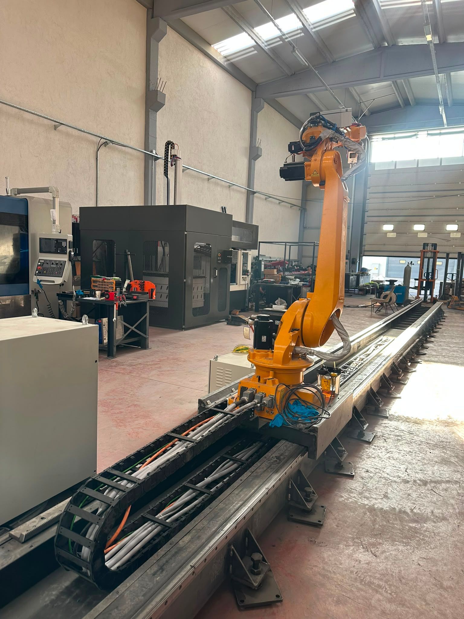 Birden fazla CNC tezgâhına hizmet veren robotik yükleme hücresi